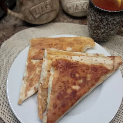 Треугольники из лаваша с яйцом и зелёным луком