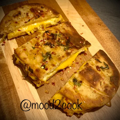 Сэндвич «жареный сыр» | Grilled cheese with garlic naan