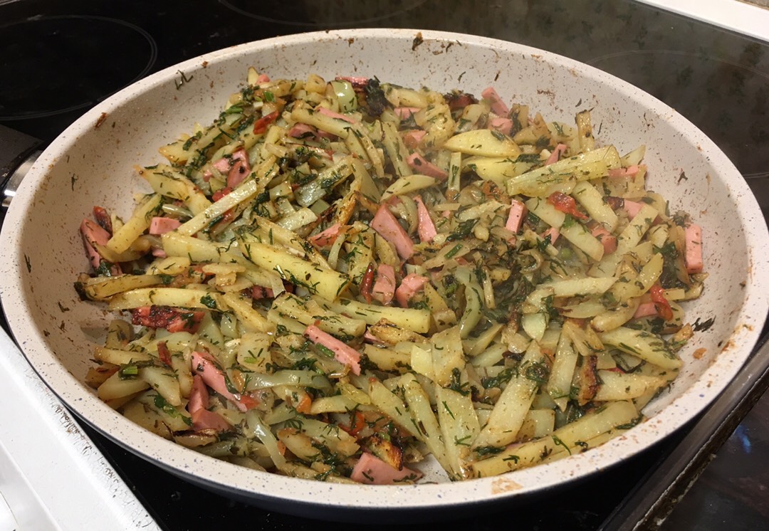 Молодой картофель жареный с колбасой и овощами