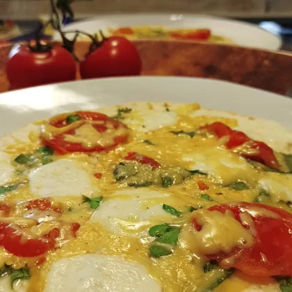 Тортилья с помидорами, моцареллой за 5 минут на сухой сковороде