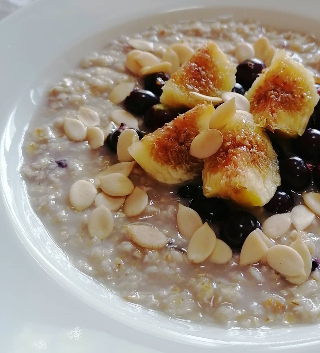 Каша из овсянки с чёрной смородиной и тыквенными семечками