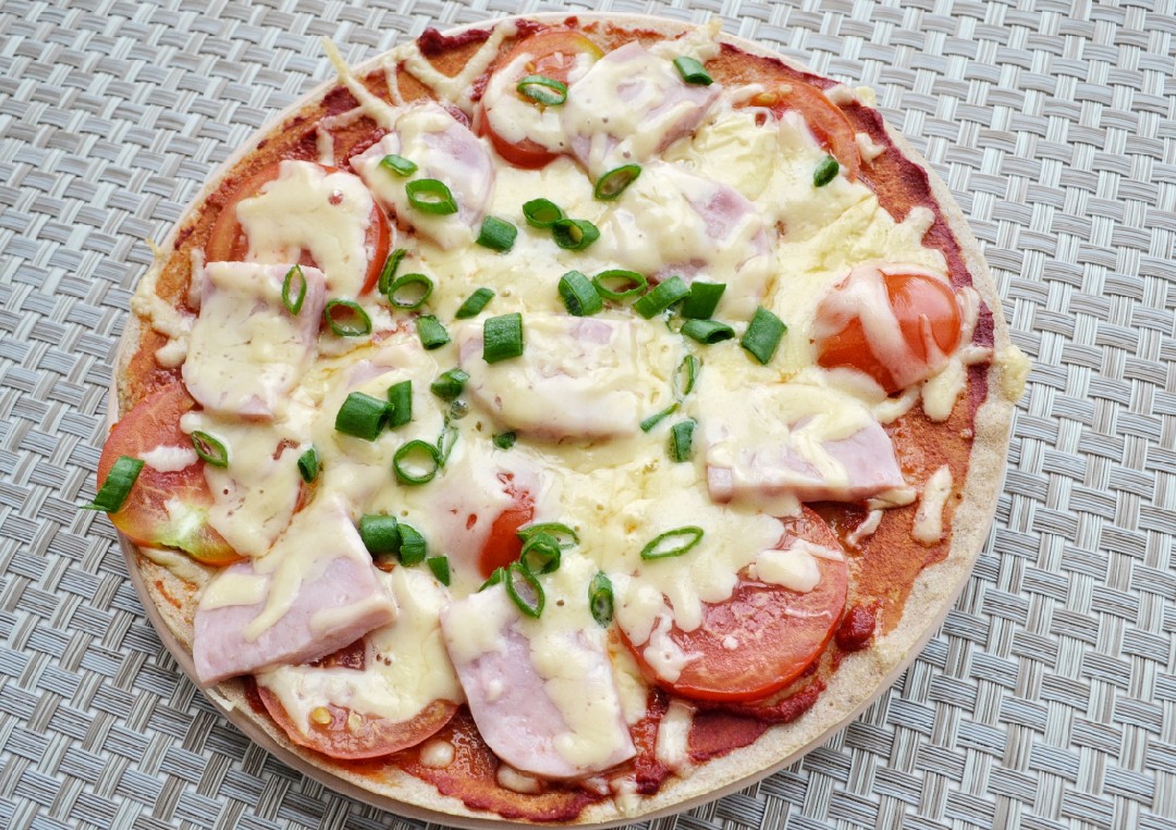 Пицца с ветчиной и сыром - рецепт с фото на ремонты-бмв.рф