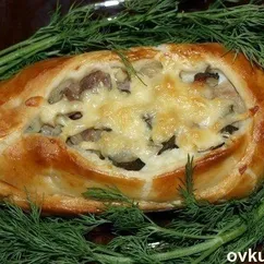 Лодочки из слоеного теста с картофелем, мясом и огурчиками