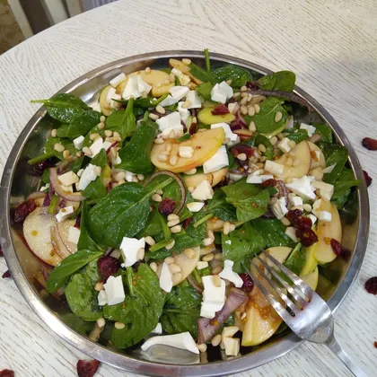 Салат со шпинатом, яблоками и сыром фета