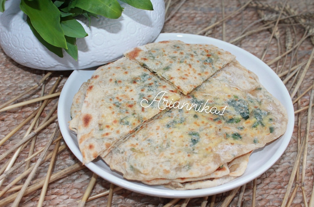 Лепешки с черемшой и сыром