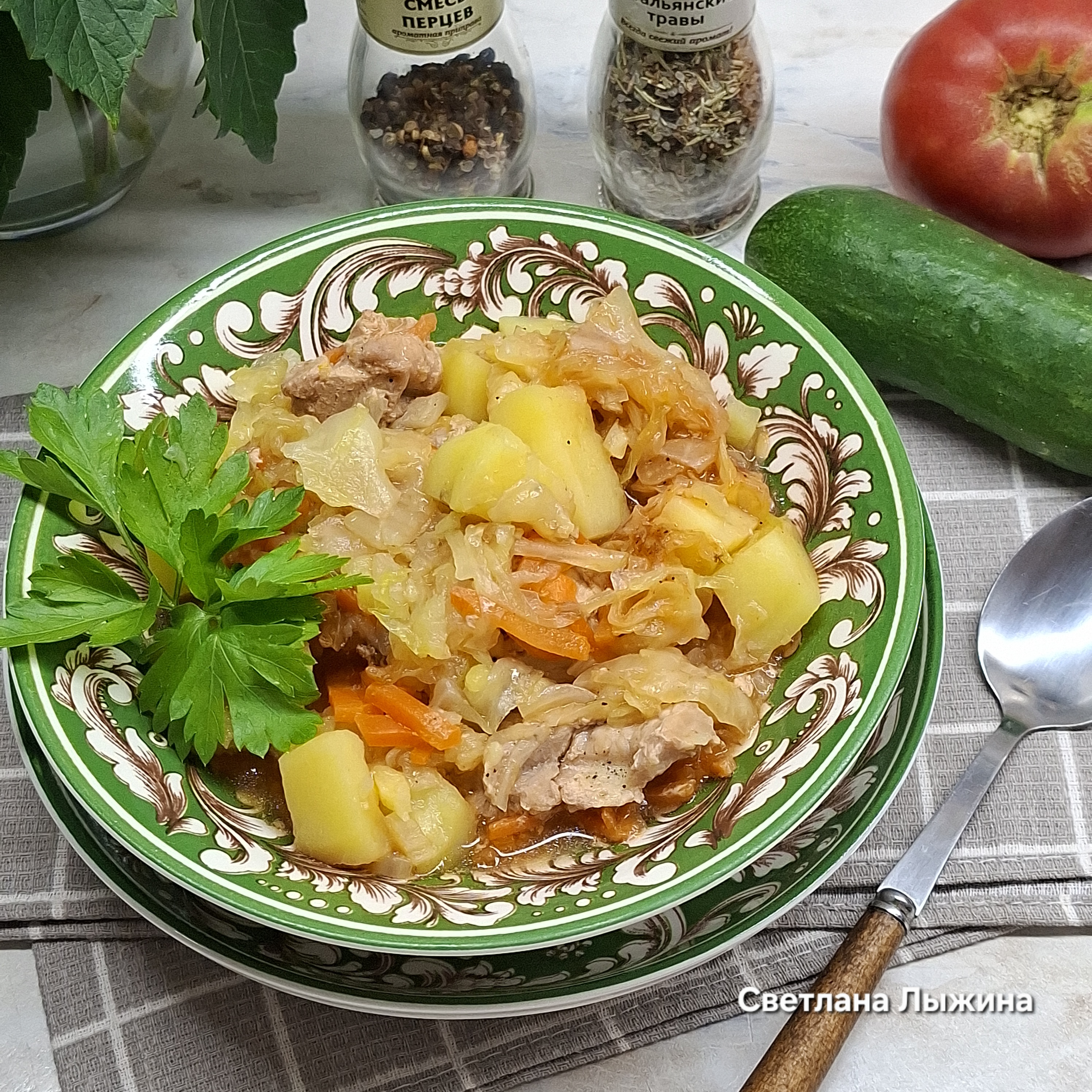 Тушеная картошка с мясом и капустой в мультиварке