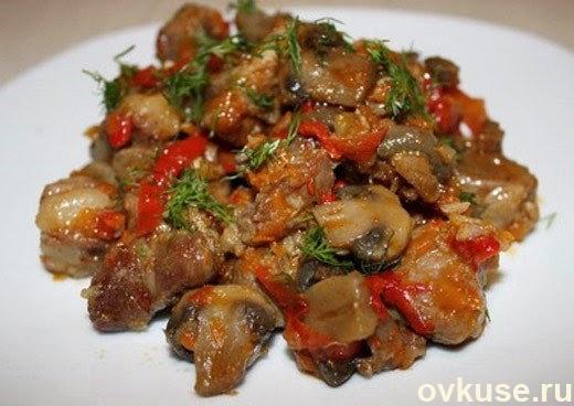 Мясо тушеное с шампиньонами и сладким перцем