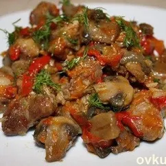 Мясо, тушеное с шампиньонами и сладким перцем