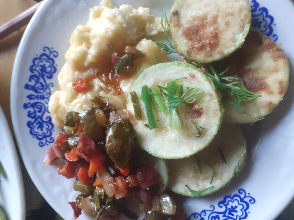 Кабачки с жареной редиской и огурцами