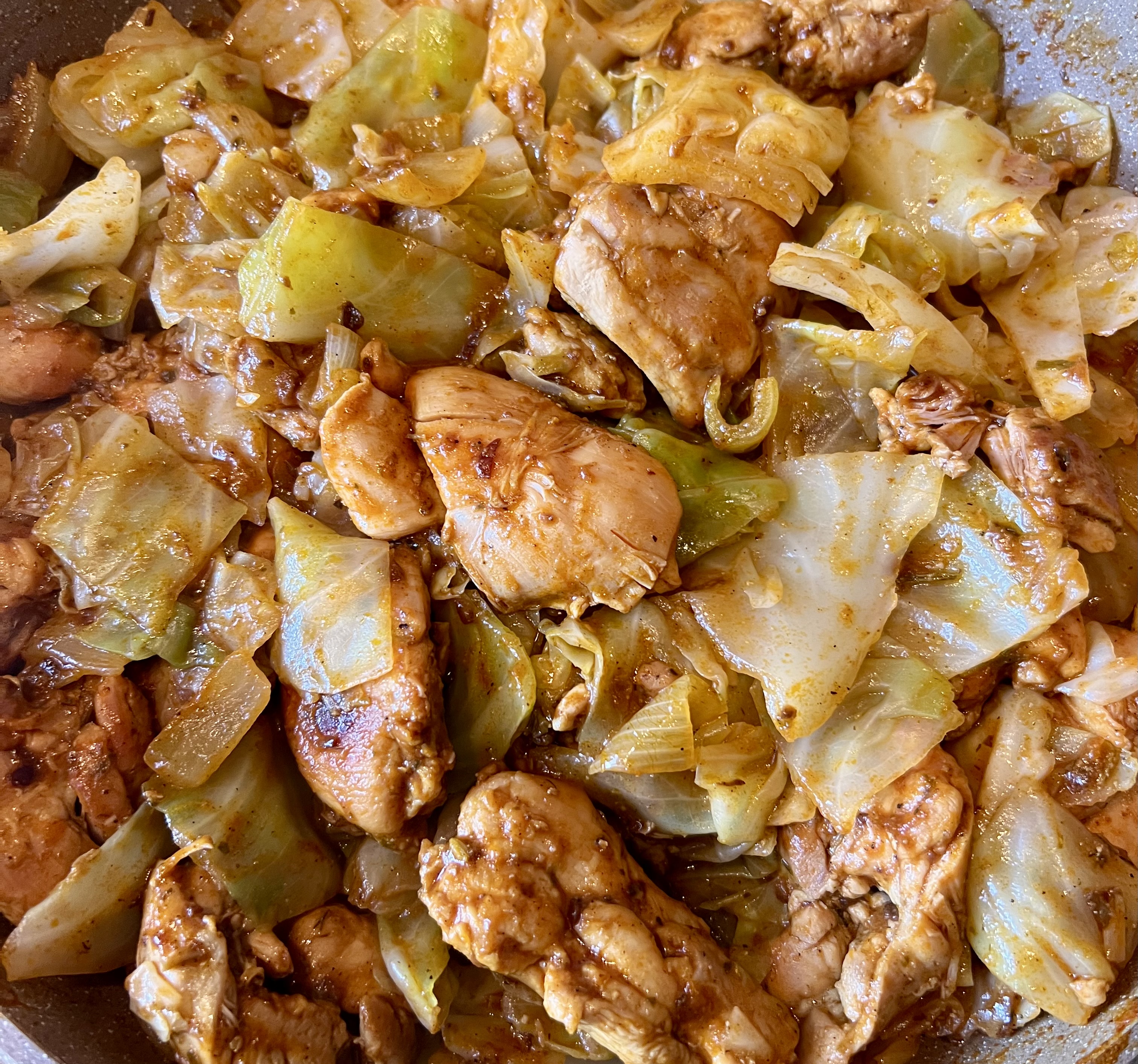 Курица с молодой капустой