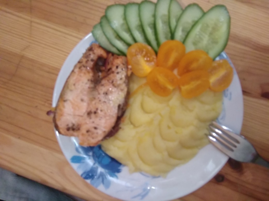 Запеченая форель на подушке из овощей