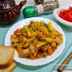 Овощное рагу со свининой в мультиварке