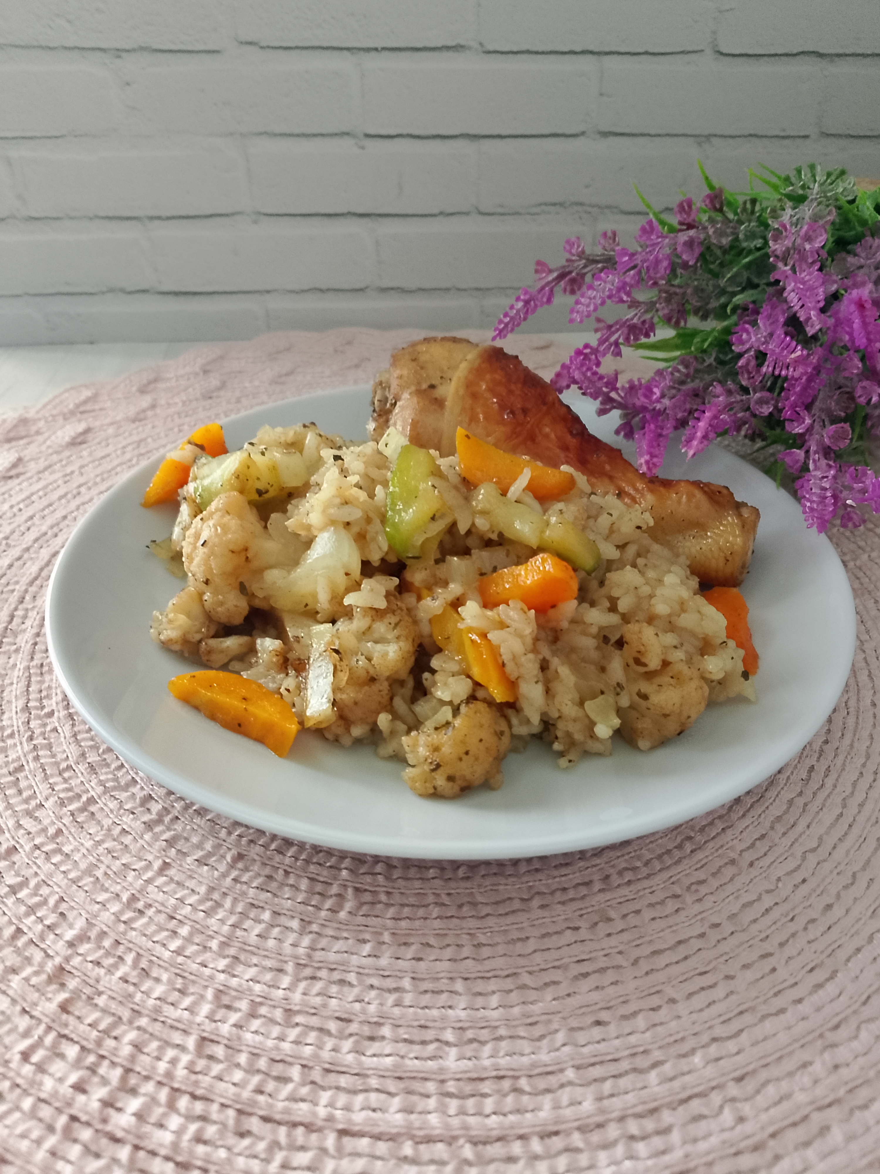 Курица с рисом и овощами запечённая в духовке