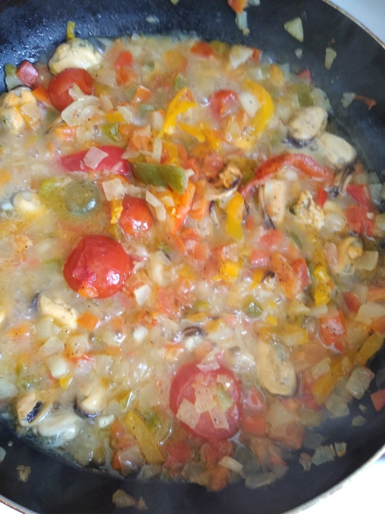 Овощной коктейль с мидиями