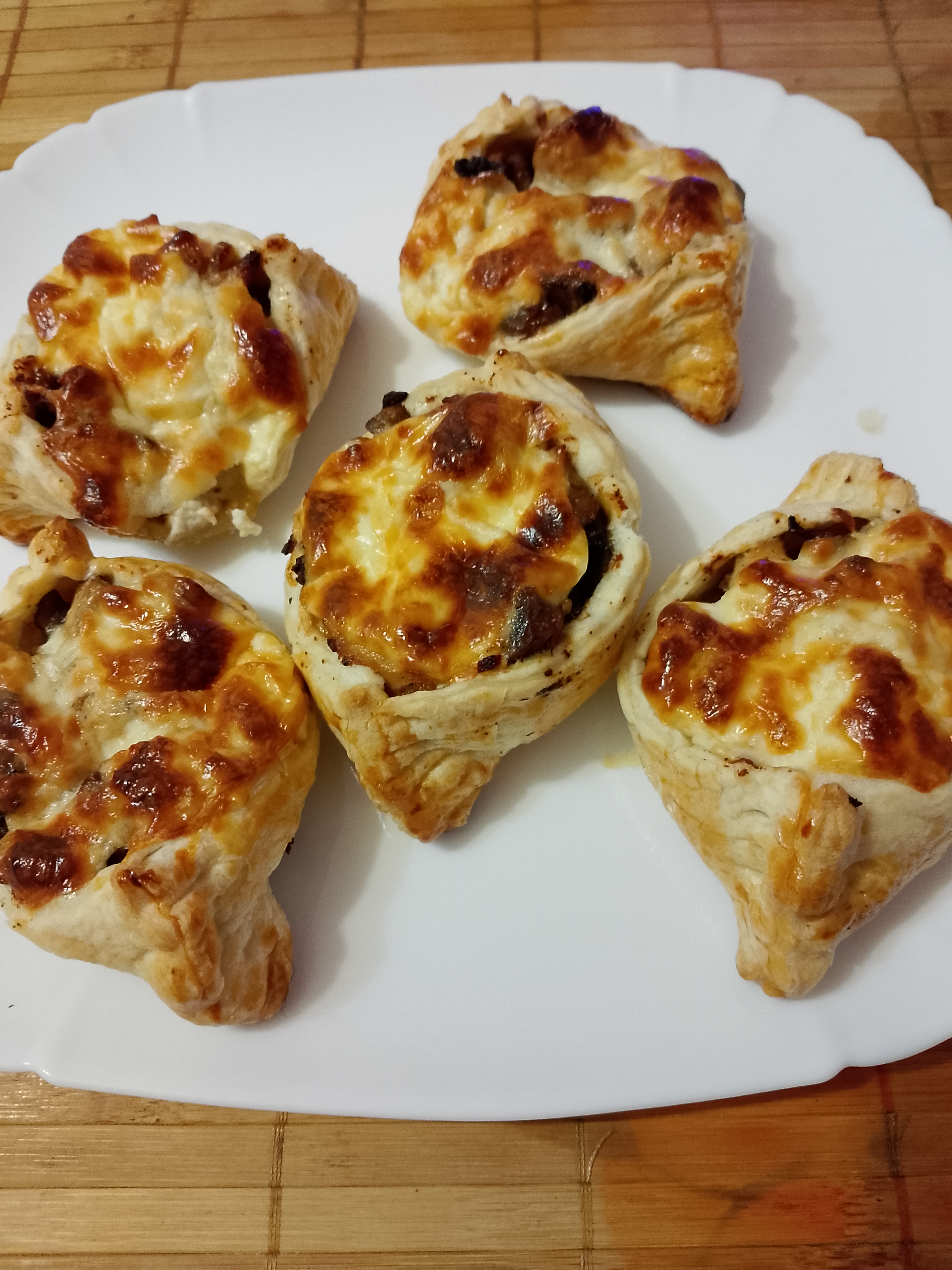 Закусочные мини-лодочки из слоёного теста с начинкой