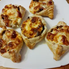 Закусочные мини-лодочки из слоёного теста с начинкой