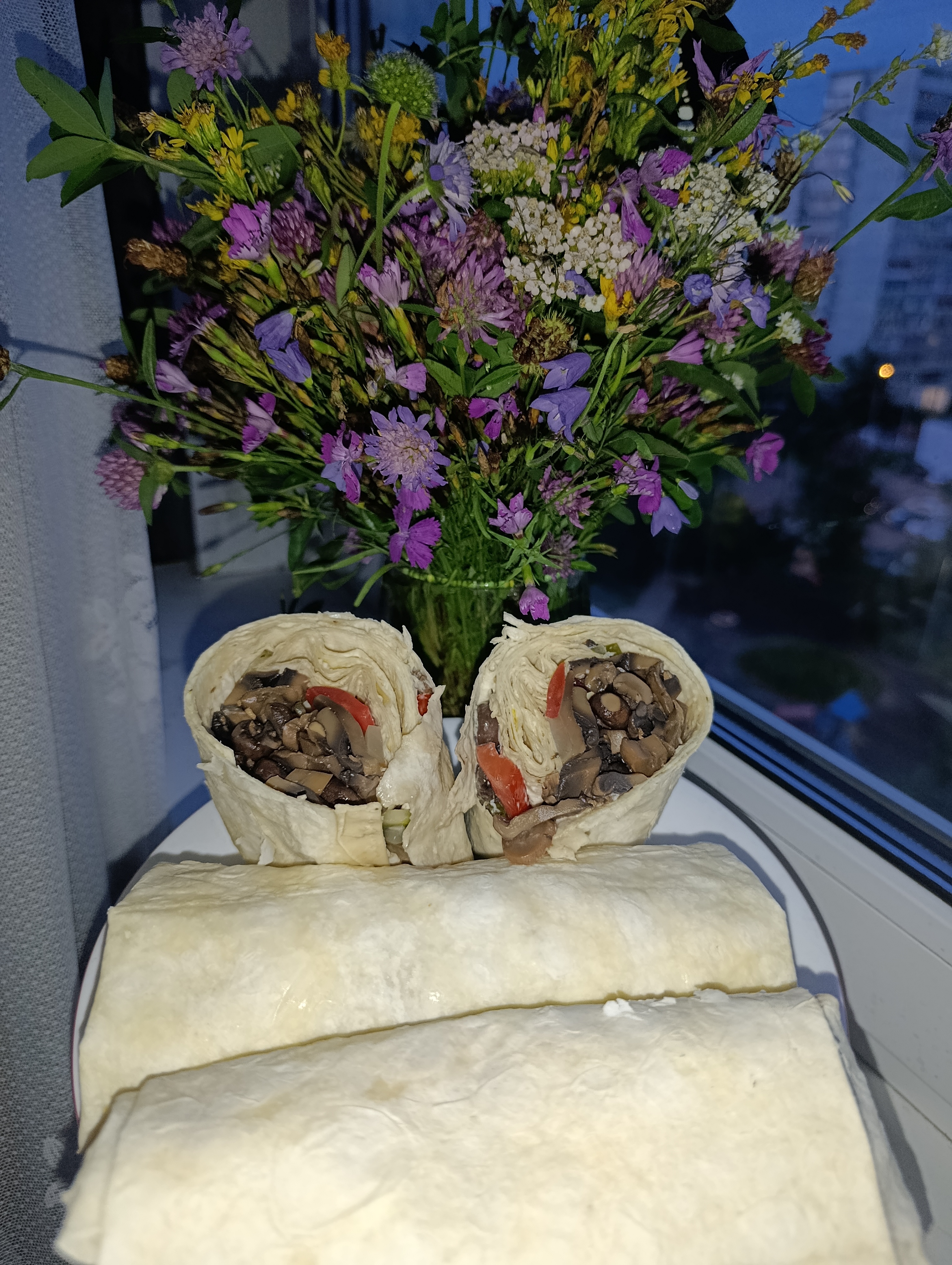 Грибы-шампиньоны в лаваше