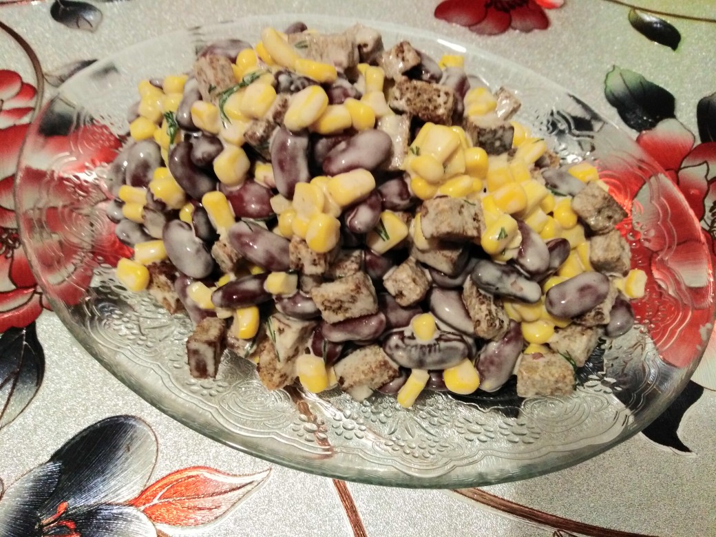 Салат с сухариками кукурузой и фасолью