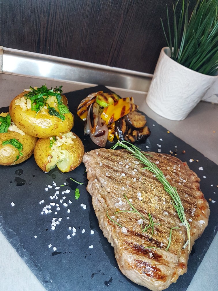 Стейк с овощами🥩