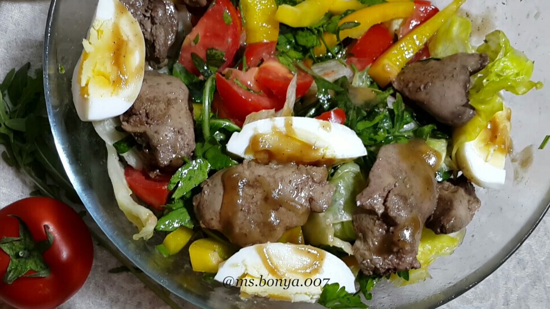 Салат с печенью и рукколой