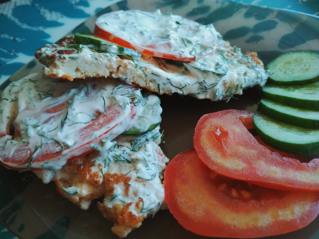 Куриный бифштекс с овощами