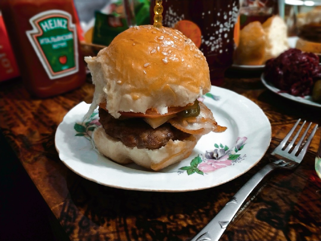 Бургер с беконом 🍔