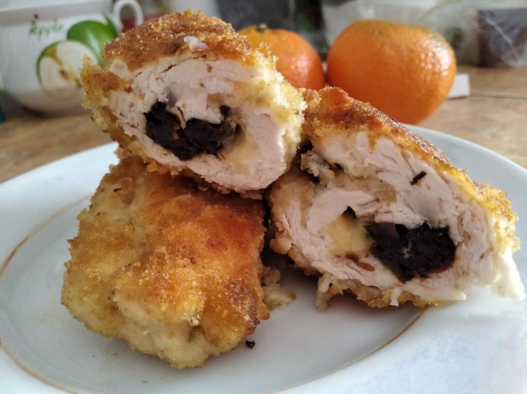 Куриный рулет с черносливом и сыром — рецепт с фото пошагово
