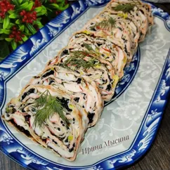 Крабовый рулет с чипсами нори и чёрной икрой 