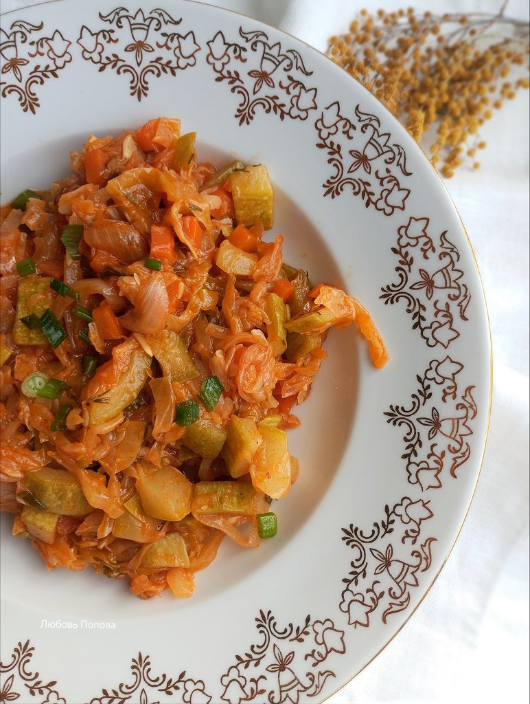 Рагу из кабачков и молодой капусты 