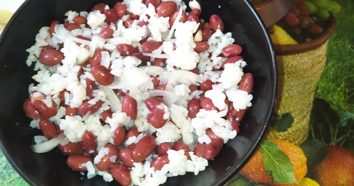 Рецепт: Салат с кукурузой - с рисом и солёным огурцом, постный.