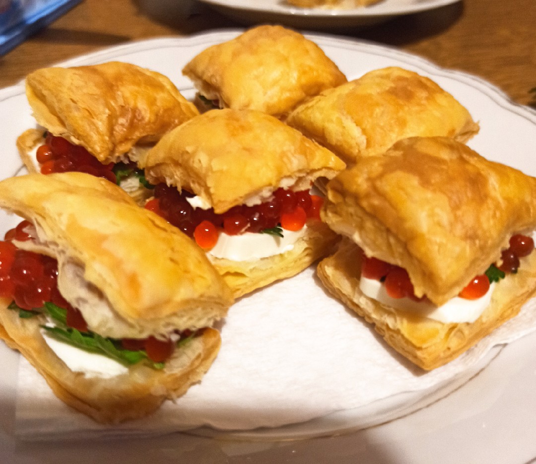 Мини бутерброды с красной икрой