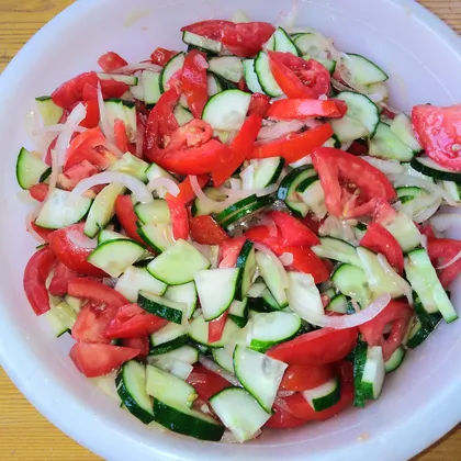 Салат овощной из огурцов, помидоров и лука