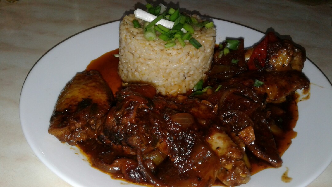 Курица adobo с рисом