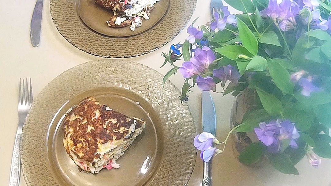 Яичный рулет с сыром и крабовыми палочками