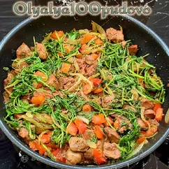 Тёплый салат из куриной печени и рукколы