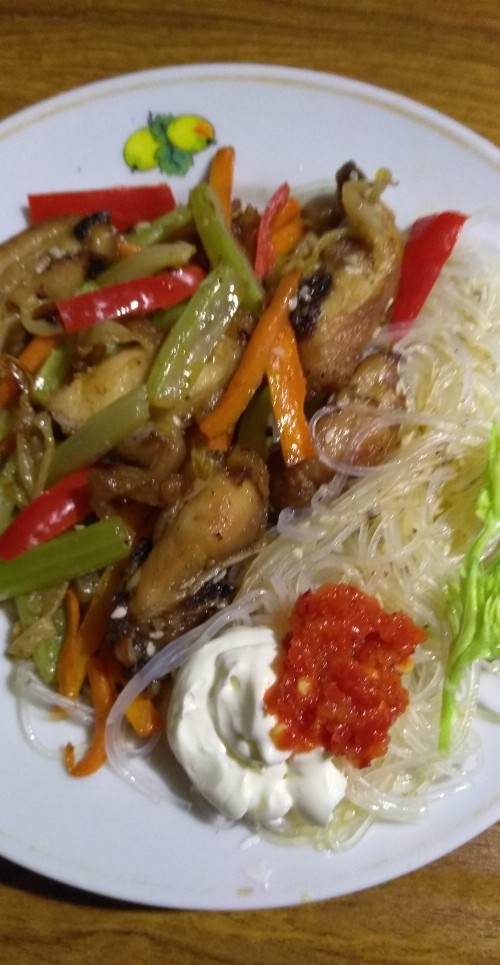 Куриные бедрышки с овощами