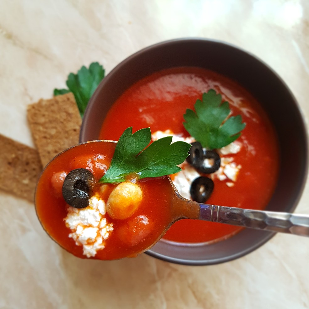Томатный суп с тунцом и фасолью