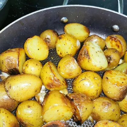 Картофель беби на сковороде