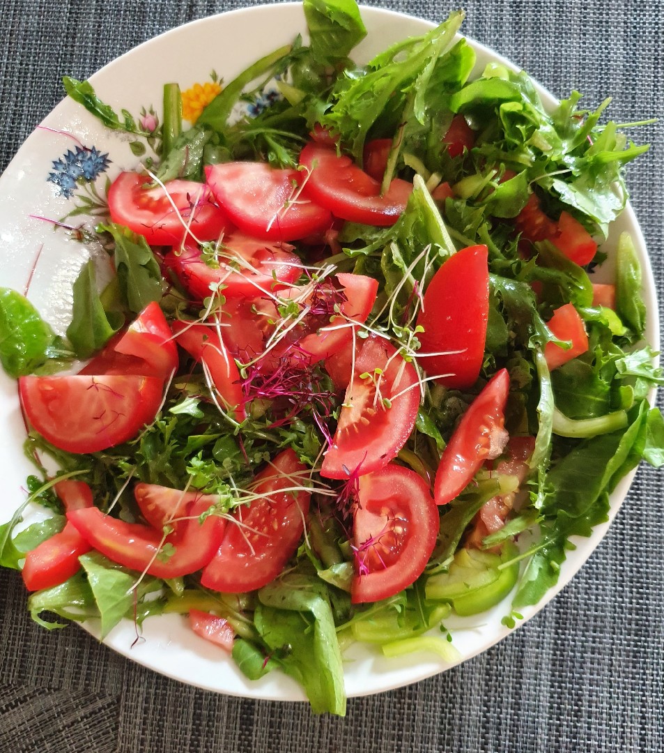 Салат помидоры с зеленью