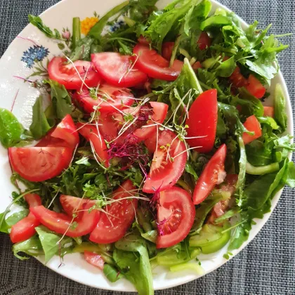 Салат помидоры с зеленью