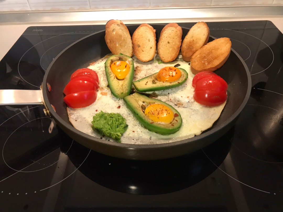 Яичница 🍳 с авокадо 🥑 и черри 🍅