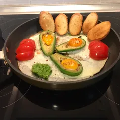 Яичница 🍳 с авокадо 🥑 и черри 🍅