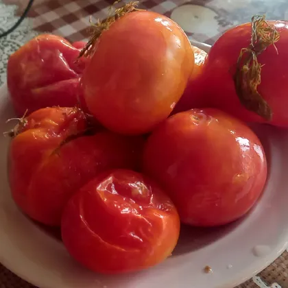 Оболденные солёные помидоры бочковым способом в кастрюле