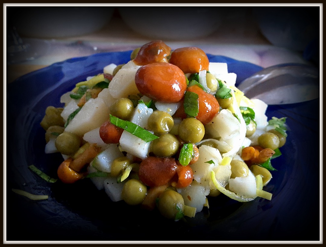 Салат с курицей, грибами и сельдереем