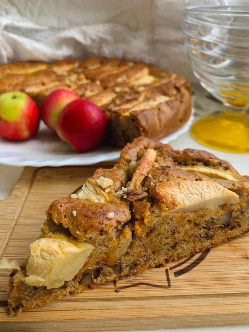 Морковный пирог с яблоками и грецким орехом