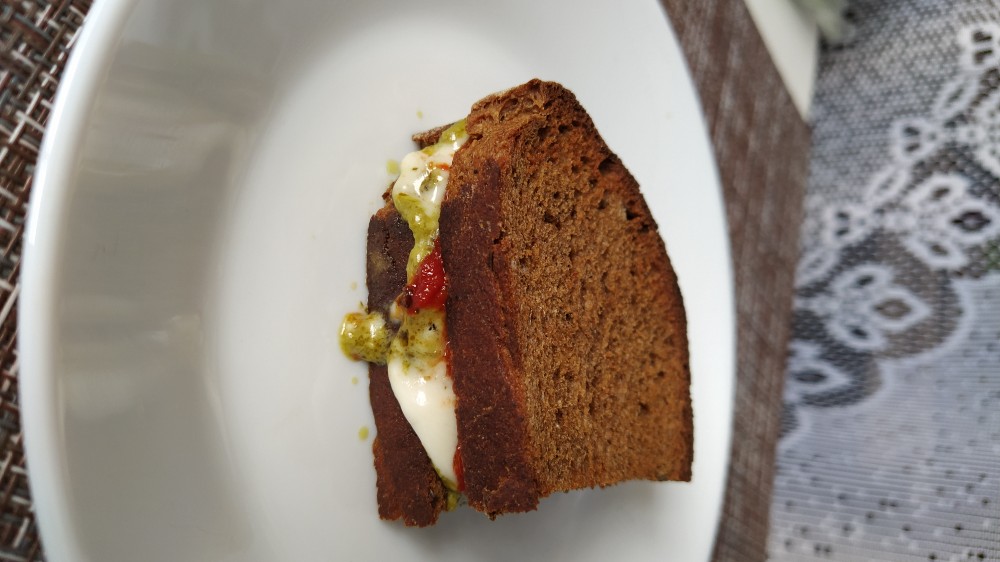 Бутерброд с моцареллой, зелёным песто, томатной пастой