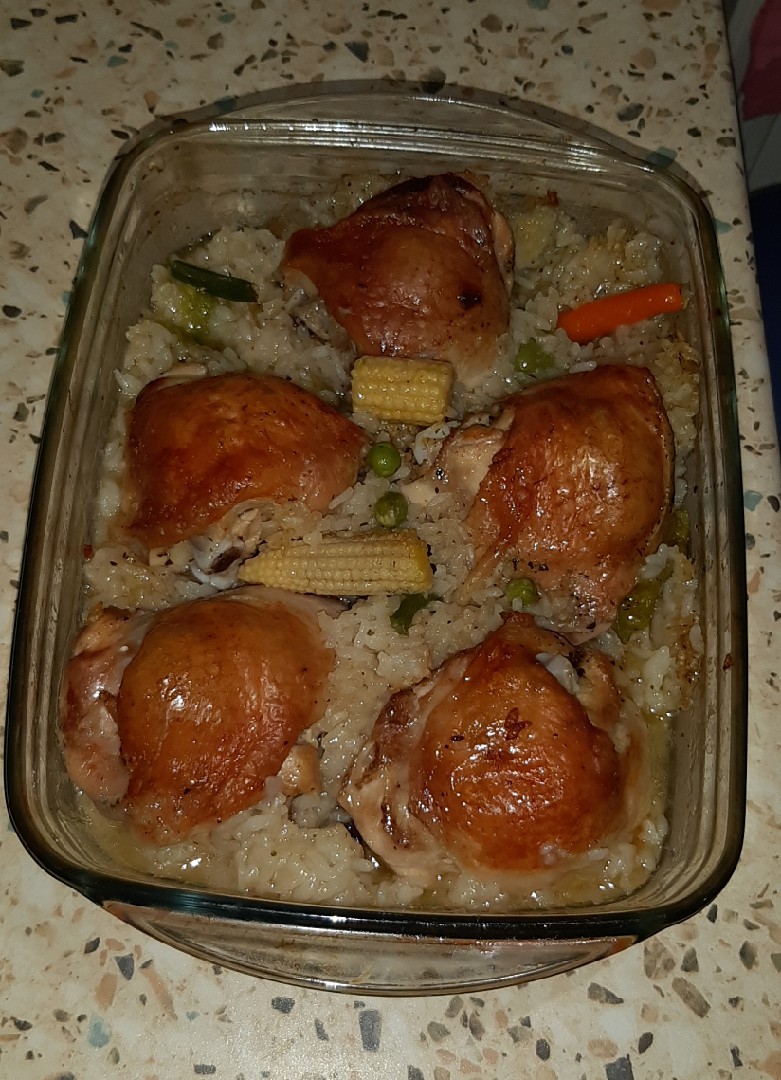 Рис с овощами и куриными бедрами