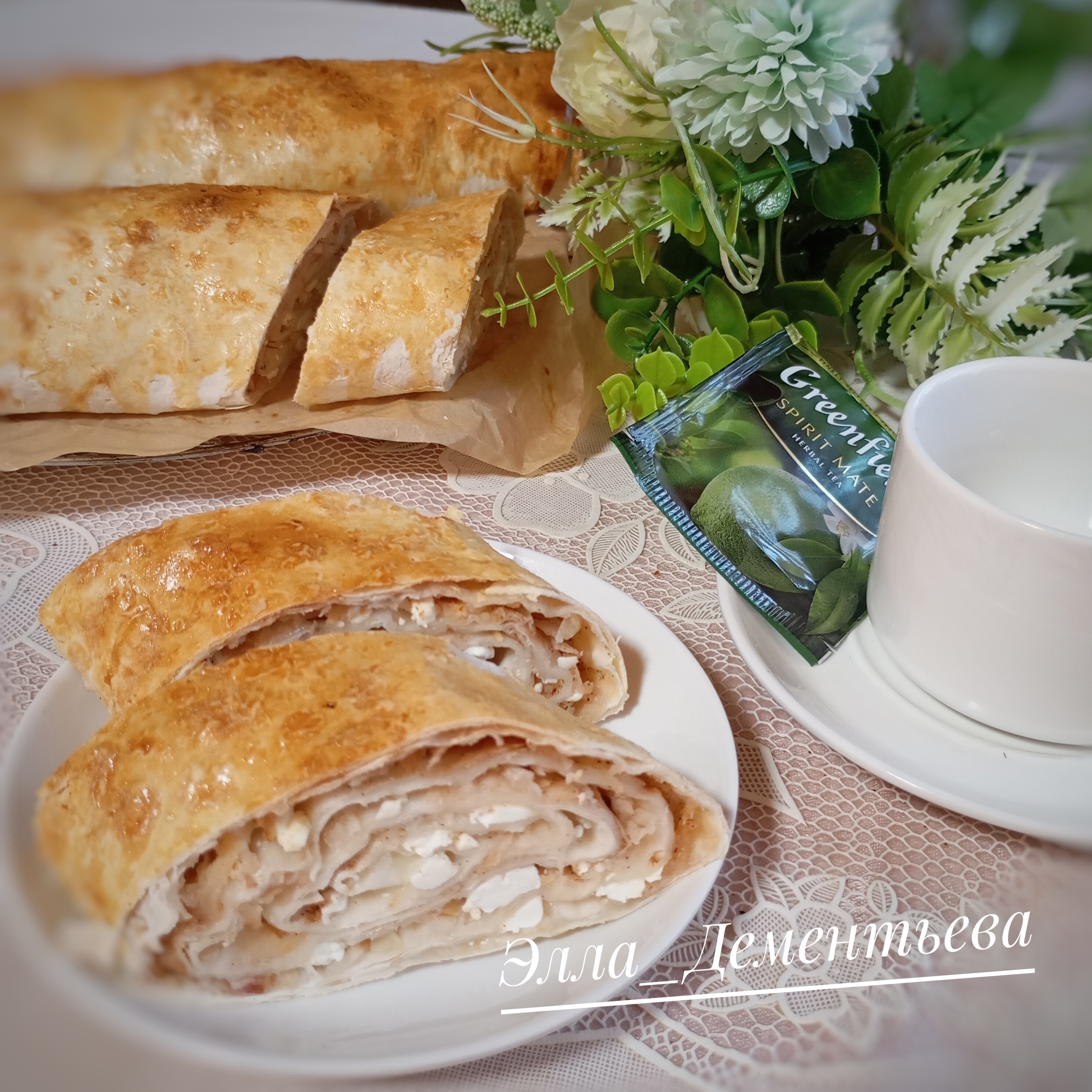 Рулет из лаваша с яблоками и творогом в аэрогриле 