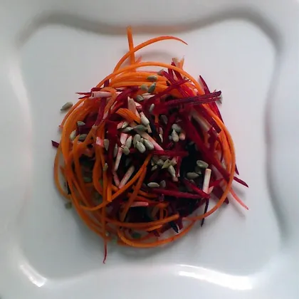 Raw Зимний салат из моркови и свёклы