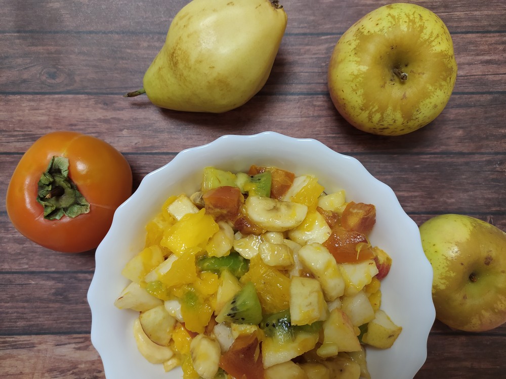 Фруктовый салат с манго, хурмой и киви